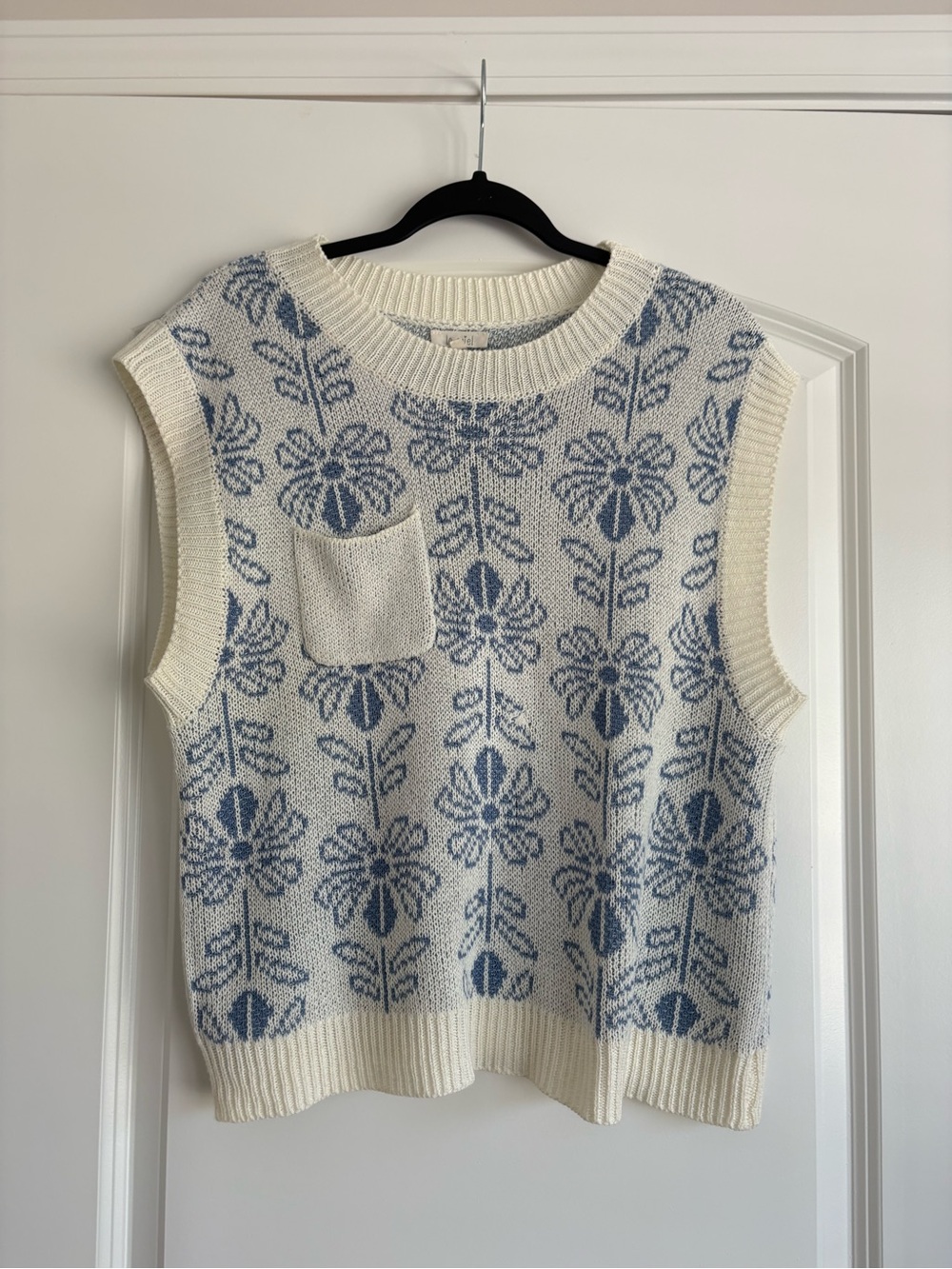 LA MIEL Cream and Blue Sleeveless Knit Vest